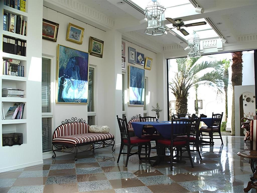 Arabian Art Hotel & Gallery Onjuku Buitenkant foto