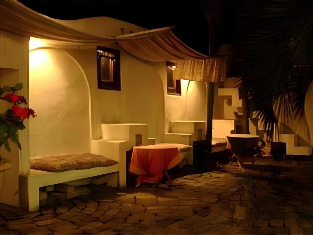 Arabian Art Hotel & Gallery Onjuku Buitenkant foto