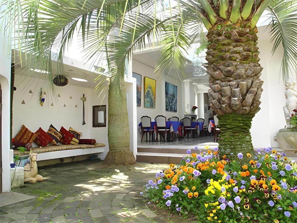 Arabian Art Hotel & Gallery Onjuku Buitenkant foto