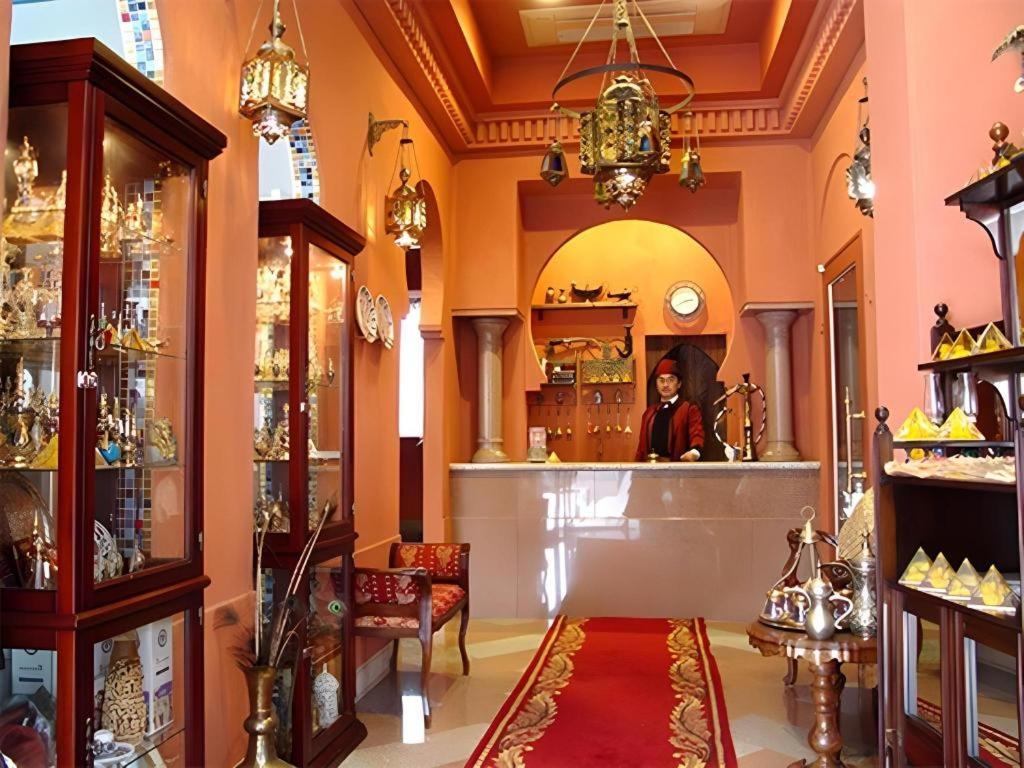Arabian Art Hotel & Gallery Onjuku Buitenkant foto