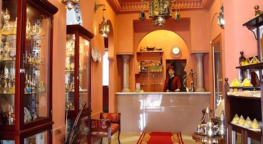 Arabian Art Hotel & Gallery Onjuku Buitenkant foto