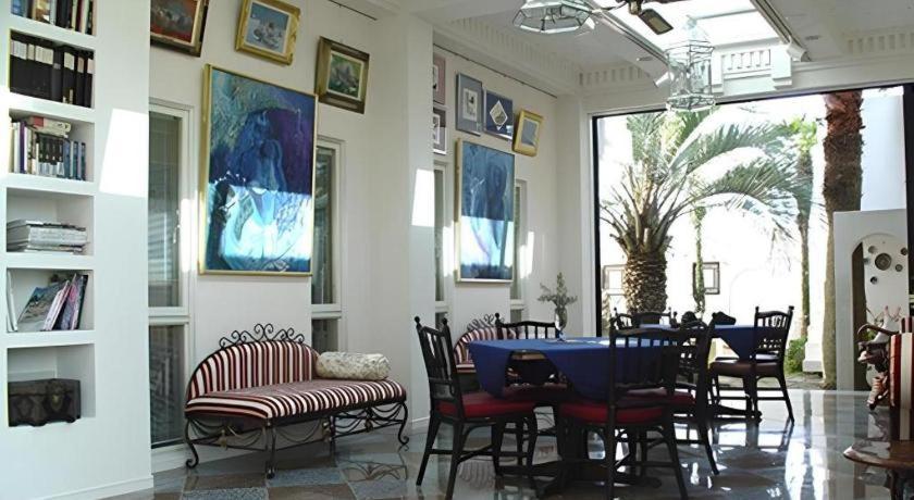Arabian Art Hotel & Gallery Onjuku Buitenkant foto