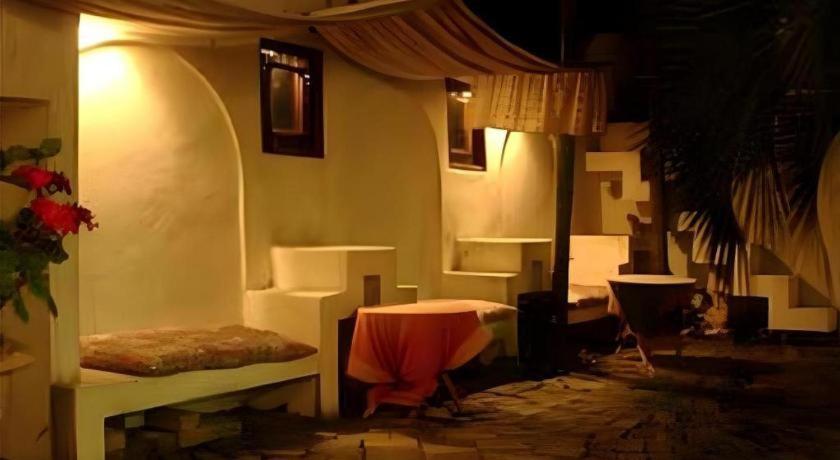 Arabian Art Hotel & Gallery Onjuku Buitenkant foto